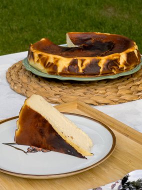 Popüler İspanyol peynirli keki, adı San Sebastian peynirli keki, dilimlenmiş San Sebastian peynirli keki, sehpanın üzerinde kahve.. 