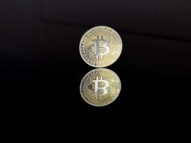 Koyu arkaplanda altın bitcoin, siyah arka planda parlak bir Bitcoin BTC Cryptocurrency Coin. Borsa Konsepti. 
