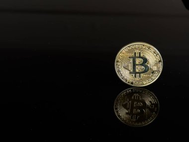 Koyu arkaplanda altın bitcoin, siyah arka planda parlak bir Bitcoin BTC Cryptocurrency Coin. Borsa Konsepti. 