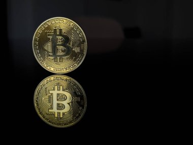 Koyu arkaplanda altın bitcoin, siyah arka planda parlak bir Bitcoin BTC Cryptocurrency Coin. Borsa Konsepti. 