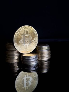 Koyu arkaplanda altın bitcoin, siyah arka planda parlak bir Bitcoin BTC Cryptocurrency Coin. Borsa Konsepti. 