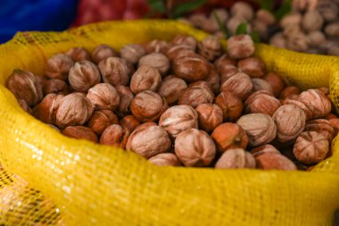 Bir paket kabuklu ceviz, kabuklu ceviz ve sarı torba. Yüksek kalite fotoğraf