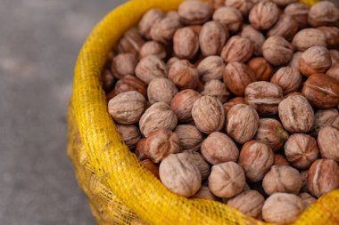 Bir paket kabuklu ceviz, kabuklu ceviz ve sarı torba. Yüksek kalite fotoğraf