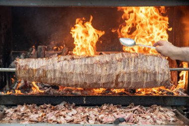 Wood, Türk Cag Kebap Donör 'ü kovdu. Cag kebap, odun ateşinde pişirilmiş kuzu etinden yapılan geleneksel Türk mutfağı.. 