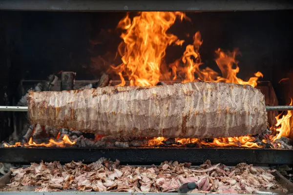 Wood, Türk Cag Kebap Donör 'ü kovdu. Cag kebap, odun ateşinde pişirilmiş kuzu etinden yapılan geleneksel Türk mutfağı.. 