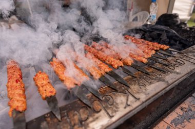  Izgaradaki Türk kebabı. Barbekü ızgara şiş kebap, kömür ateşinin üstünde dumanlı şiş kebap. Yüksek kalite fotoğraf