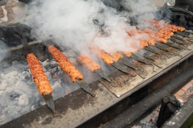  Izgaradaki Türk kebabı. Barbekü ızgara şiş kebap, kömür ateşinin üstünde dumanlı şiş kebap. Yüksek kalite fotoğraf