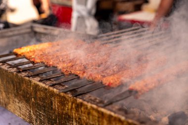  Izgaradaki Türk kebabı. Barbekü ızgara şiş kebap, kömür ateşinin üstünde dumanlı şiş kebap. Yüksek kalite fotoğraf