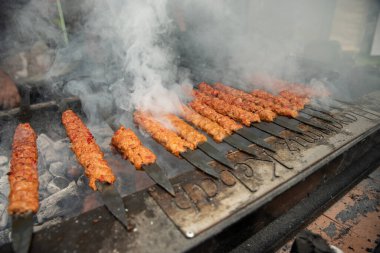  Izgaradaki Türk kebabı. Barbekü ızgara şiş kebap, kömür ateşinin üstünde dumanlı şiş kebap. Yüksek kalite fotoğraf