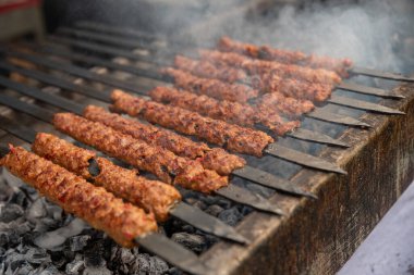  Izgaradaki Türk kebabı. Barbekü ızgara şiş kebap, kömür ateşinin üstünde dumanlı şiş kebap. Yüksek kalite fotoğraf