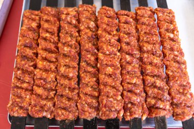 İnsan eli, kuzu ciğerinden yapılmış geleneksel Türk şiş kebabını hazırlıyor. Yüksek kalite fotoğraf