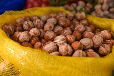 Bir paket kabuklu ceviz, kabuklu ceviz ve sarı torba. Yüksek kalite fotoğraf
