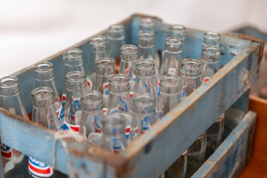 boş şeffaf şişeler ahşap mavi bir sandıkta, geçmişe dönük. Yüksek kalite fotoğraf