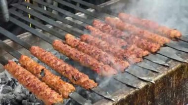 Izgaradaki Türk kebabı. Barbekü ızgara şiş kebap, kömür ateşinin üstünde dumanlı şiş kebap. Yüksek kalite 4k görüntü