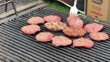 Erkek eli, ızgarada kızartılmış köfteler, piknikte mangalda et ızgarası yapıyor. Yüksek kalite 4k görüntü