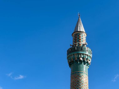 İznik-Nicaea 'daki Yeşil Cami, Türkiye' nin Bursa kenti, Yeşil Cami minaresi, Mavi gökyüzü ve arka planda bulutlar. Yüksek kalite fotoğraf