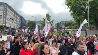 Büyük bir grup insan bayraklarla protesto ediyor. Şehirde, farklı yaş gruplarındaki öğretmenler okullardaki şiddeti protesto etmek için grevde. Yüksek kalite 4k görüntü