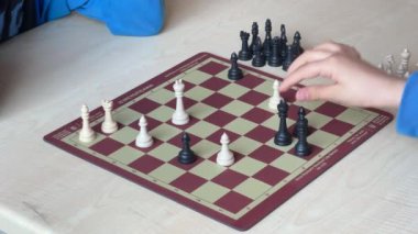 Çocuklar sınıfta satranç oynar, gençler birlikte satranç oynarlar. Yüksek kalite 4k görüntü