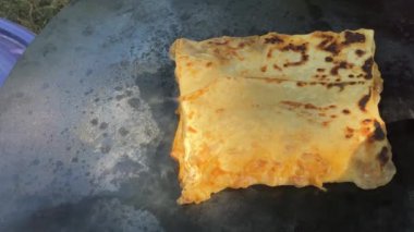 Türkiye 'ye özgü yerel bir gıda olan Gozleme, bir çarşaf tepsisinde pişiriliyor. Türkçe adı: Gözleme. Yüksek kalite 4k görüntü