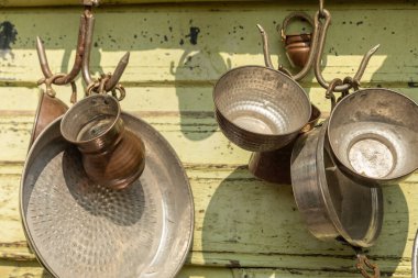 Bursa, Türkiye 'deki Rustik Duvarda asılı klasik Bakır Mutfak Malzemeleri. Yüksek kalite fotoğraf