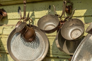 Bursa, Türkiye 'deki Rustik Duvarda asılı klasik Bakır Mutfak Malzemeleri. Yüksek kalite fotoğraf