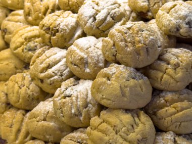 Taze pişmiş Datca badem kurabiyeleri, Mugla 'dan geleneksel bir Türk ev yapımı tatlı..