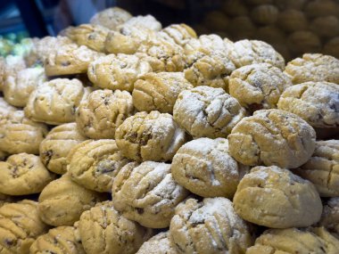 Taze pişmiş Datca badem kurabiyeleri, Mugla 'dan geleneksel bir Türk ev yapımı tatlı..