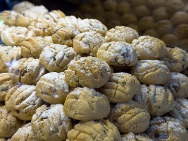 Taze pişmiş Datca badem kurabiyeleri, Mugla 'dan geleneksel bir Türk ev yapımı tatlı..