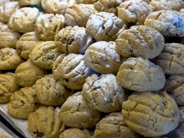 Taze pişmiş Datca badem kurabiyeleri, Mugla 'dan geleneksel bir Türk ev yapımı tatlı..