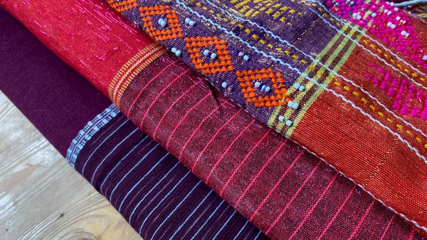 Stapel Kleurrijke Handgemaakte Geweven Stof Van Batak Traditionele Etnische Structuur — Stockfoto