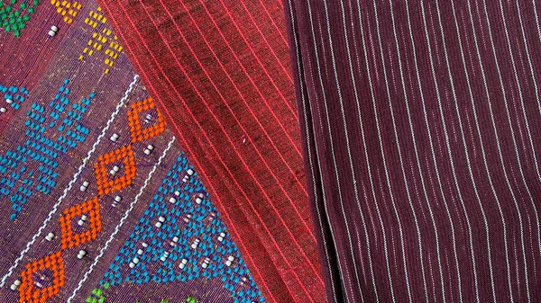 一堆彩色手工编织的巴塔克织物 印度尼西亚的传统族裔结构 — 图库照片