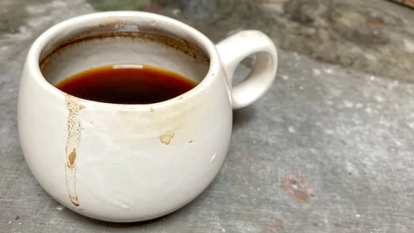 Пятнистая Белая Чашка Половина Чашки Черного Кофе — стоковое фото
