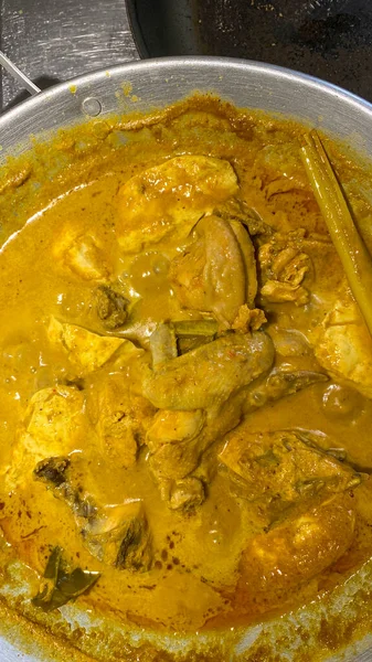 Kochen Huhn Und Tofu Mit Kokosmilch Curry Namens Gulai Ayam — Stockfoto