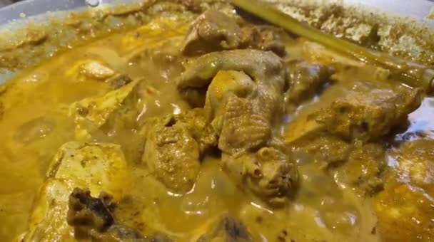 Koken Kokosmelk Curry Met Gerookte Kip Genaamd Gulai Ayam — Stockvideo