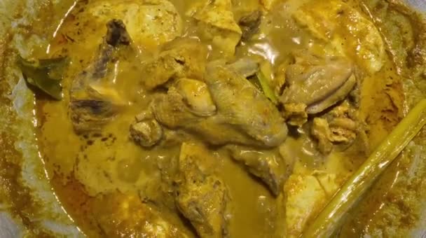 Gotowanie Curry Mleka Kokosowego Wędzonego Kurczaka Nazwie Gulai Ayam — Wideo stockowe