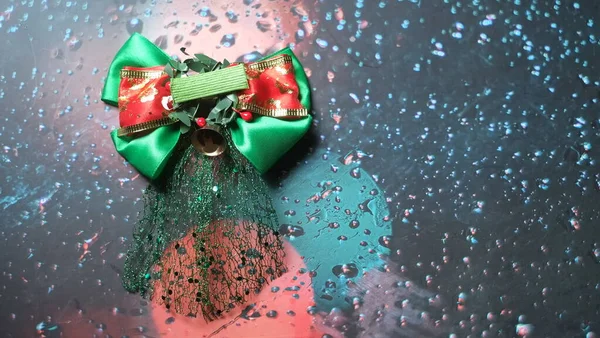 Belle Décoration Noël Verte Avec Ruban Sur Fond Coloré — Photo