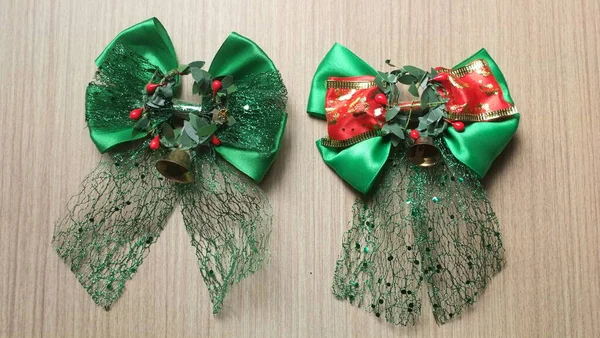 木制背景的彩带蝴蝶结圣诞装饰 — 图库照片