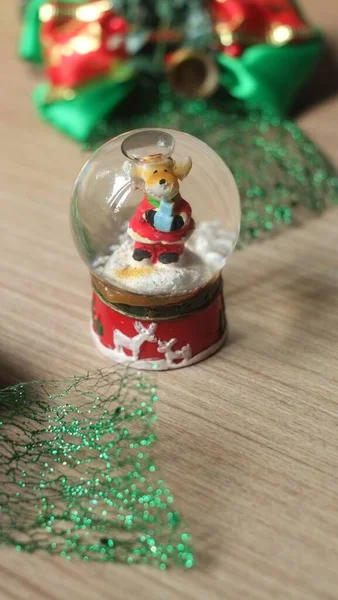 Стеклянный Снежный Шар Оленем Носит Одежду Санта Клауса Внутри Размытый — стоковое фото