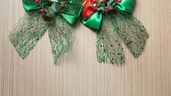 Stuha Luk Vánoční Dekorace Dřevěném Pozadí — Stock fotografie