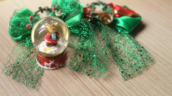 Скляна Куля Оленем Носить Тканину Санта Клауса Всередині Розмиту Задню — стокове фото