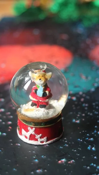 Vánoční Hračka Soby Nosí Santovu Látku Barevném Pozadí Selektivním Zaměřením — Stock fotografie
