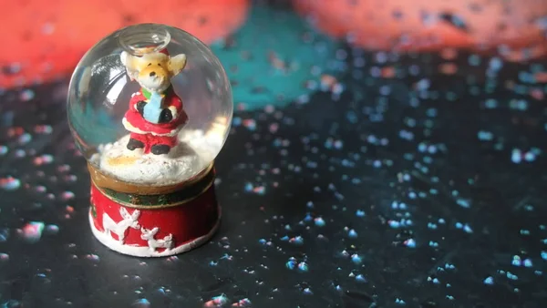 Різдвяна Іграшка Оленями Носить Тканину Санти Барвистому Фоні Вибірковим Фокусом — стокове фото