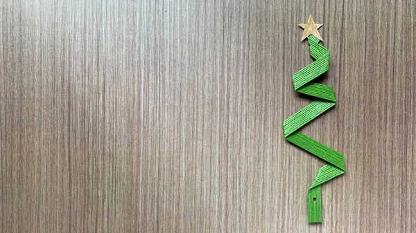 Tahta Masadaki Yeşil Kurdele Telinden Yapılmış Noel Ağacı Kopyalama Alanı — Stok fotoğraf