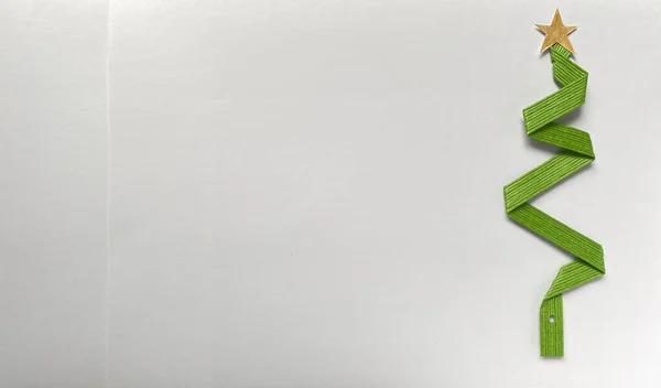 Новорічна Ялинка Зеленої Стрічки Дротяної Стрічки Ізольована Білому Тлі Простору — стокове фото