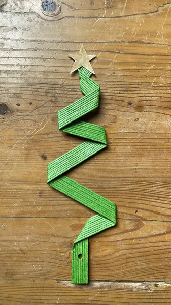 Vánoční Strom Zelené Stuhy Drátěné Pásky Dřevěném Pozadí — Stock fotografie