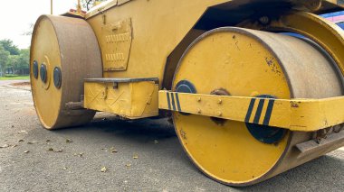 Sokak yenileme veya restorasyonlarda asfaltı düzeltmek için kullanılan sarı yol silindiri