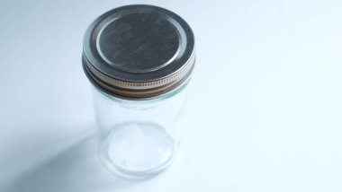 Beyaz arkaplanda bir kavanoz.