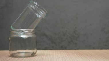 Ahşap masada boş kavanozlar yığını