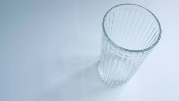 白い背景に隔離された空のきれいな飲料ガラスカップ — ストック写真