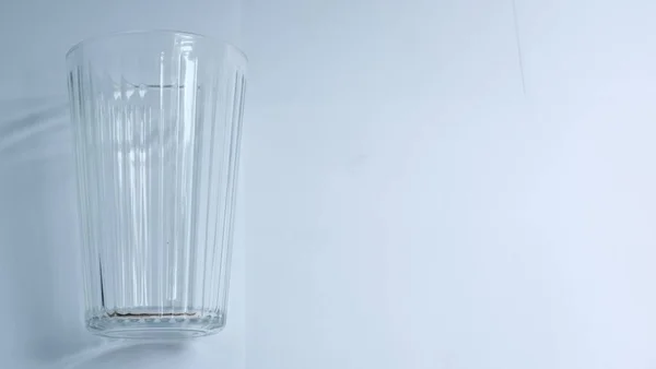 Leere Saubere Trinkglasbecher Isoliert Auf Weißem Hintergrund — Stockfoto
